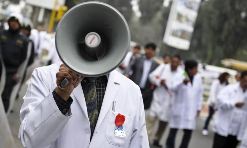 Στάση εργασίας στην Αττική και 24ωρη απεργία στην περιφέρεια την Παρασκευή αποφάσισαν οι γιατροί