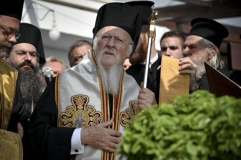 Τρισάγιο τέλεσε ο Οικουμενικός Πατριάρχης Βαρθολομαίος στο Μάτι (pics&vid)