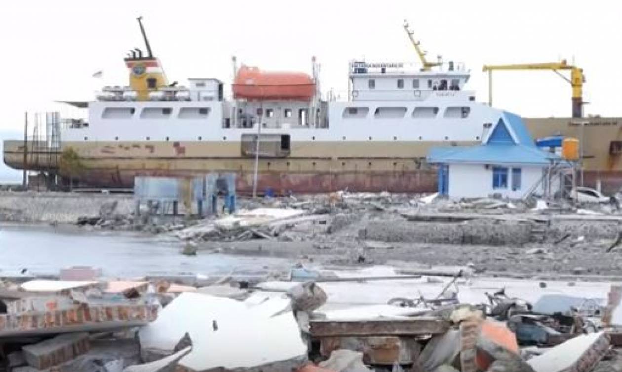 Ινδονησία: Πλοίο βγήκε από την προκυμαία και... εισέβαλε σε χωριό μετά το τσουνάμι! (vid)