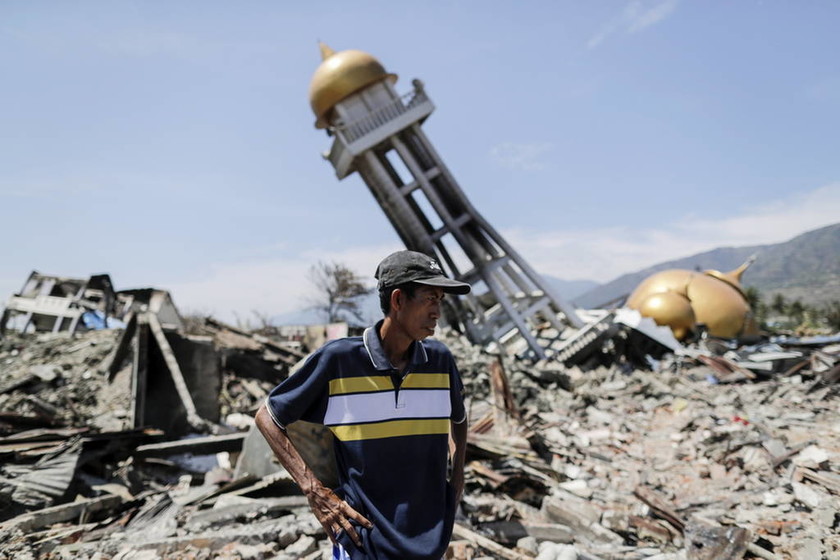 Θρήνος στην Ινδονησία: Πάνω από 1.500 οι νεκροί - Σβήνουν οι ελπίδες για τον εντοπισμό επιζώντων