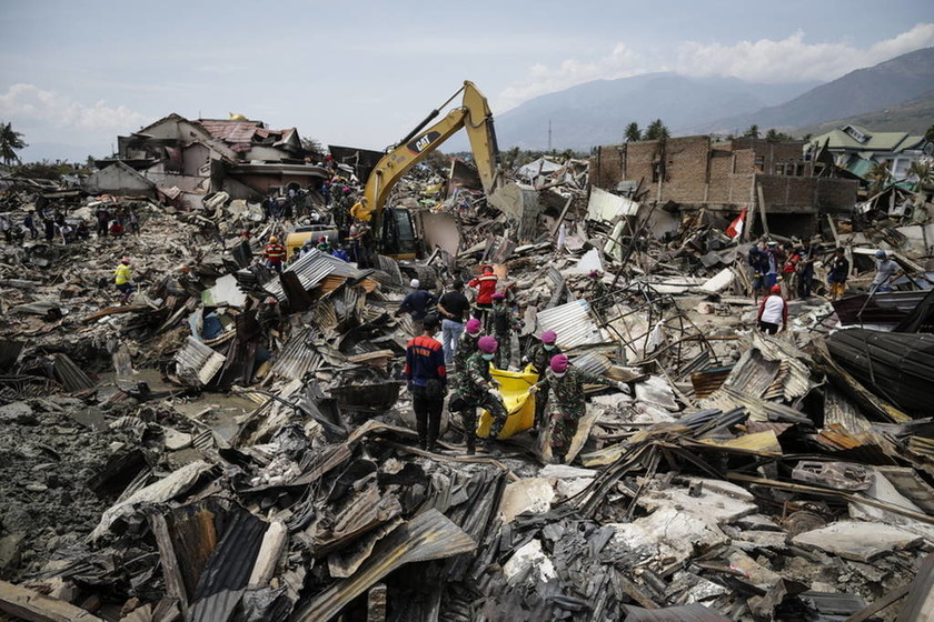 Θρήνος στην Ινδονησία: Πάνω από 1.500 οι νεκροί - Σβήνουν οι ελπίδες για τον εντοπισμό επιζώντων
