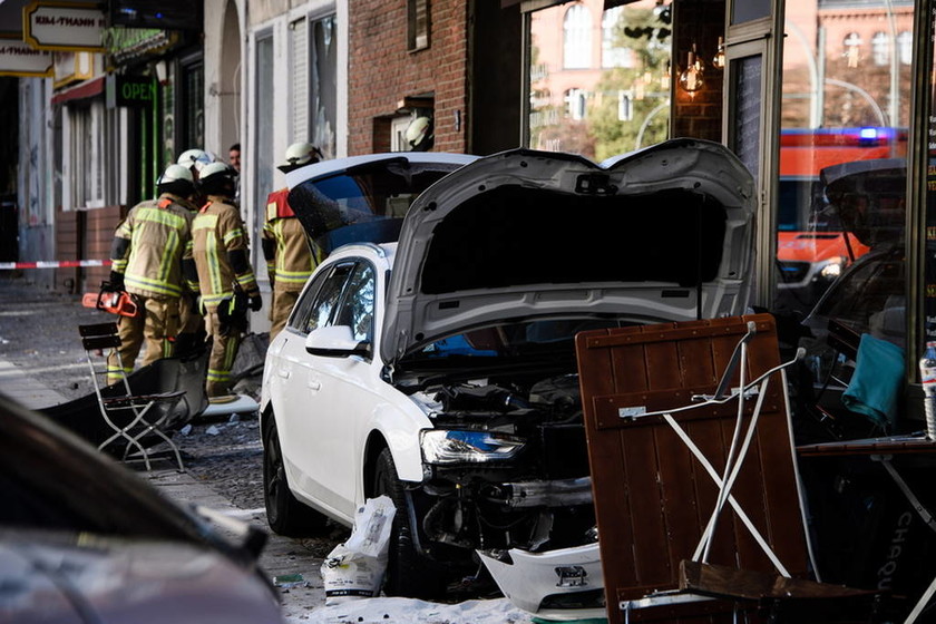 Αυτοκίνητο παρέσυρε πεζούς στο Βερολίνο: Τουλάχιστον 5 τραυματίες (pics)