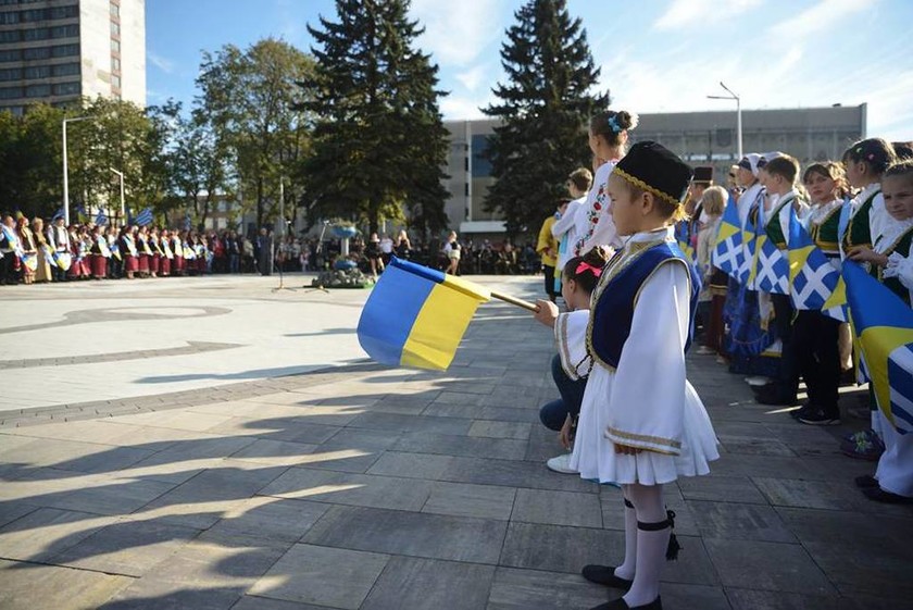 Το Newsbomb.gr στην Ουκρανία: Μια ελληνική πλατεία στο κέντρο της Μαριούπολης - Η πλατεία της Μαριούπολης γέμισε από ελληνικές και ουκρανικές σημαίες