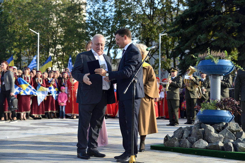 Το Newsbomb.gr στην Ουκρανία: Μια ελληνική πλατεία στο κέντρο της Μαριούπολης -  Ο κ. Παντελής Μπούμπουρας (αριστερά) παραλαμβάνει το μετάλλιο αριστείας της πόλης της Μαριούπολης από το δήμαρχο, Βαντίμ Μποϊτσένκο
