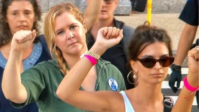 «Χειροπέδες» σε Έμιλι Ραταϊκόφσκι και Έιμι Σούμερ σε διαδήλωση κατά του Κάβανο στο Καπιτώλιο (vids)