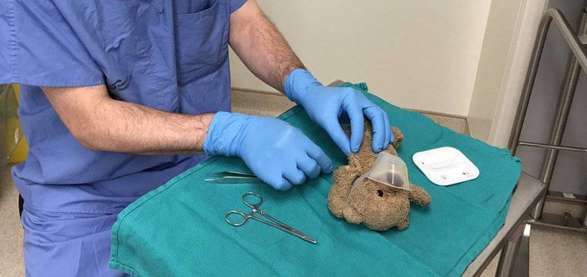 «Ραγίζει» καρδιές ο γιατρός που χειρούργησε αρκουδάκι για τον 8χρονο ασθενή του (pics)