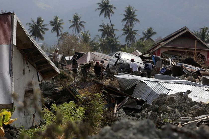 Σεισμός Ινδονησία: Θρήνος κάτω από τα χαλάσματα - Στους 1.649 οι νεκροί (Pics+Vids)