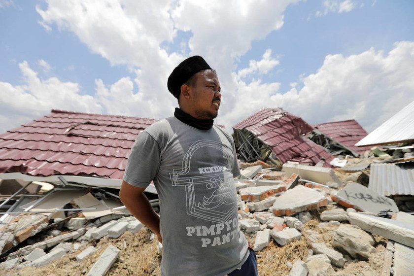 Σεισμός Ινδονησία: Θρήνος κάτω από τα χαλάσματα - Στους 1.649 οι νεκροί (Pics+Vids)