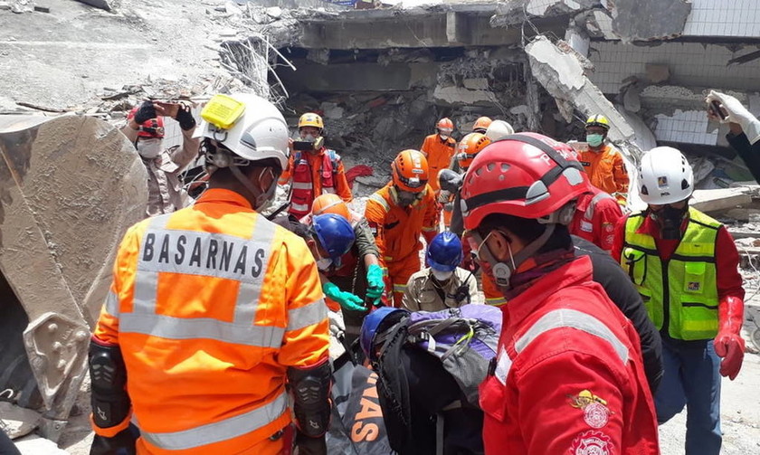 Ανείπωτη τραγωδία στην Ινδονησία: Τουλάχιστον 2.000 οι νεκροί - Χιλιάδες αγνοούμενοι (pics+vid)