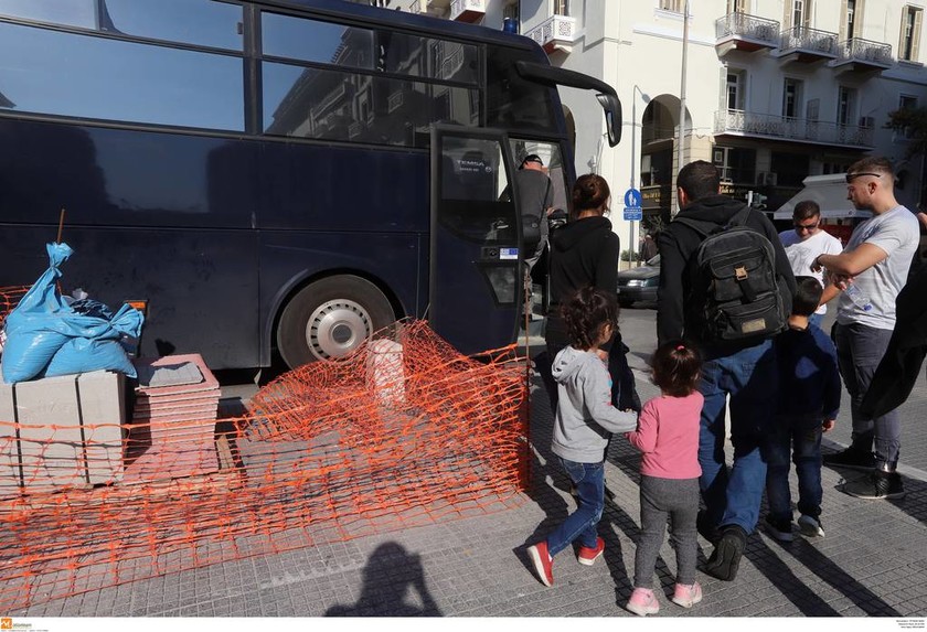 Θεσσαλονίκη: Στα Διαβατά οδηγούνται οι μετανάστες που είχαν κατασκηνώσει στην πλατεία Αριστοτέλους