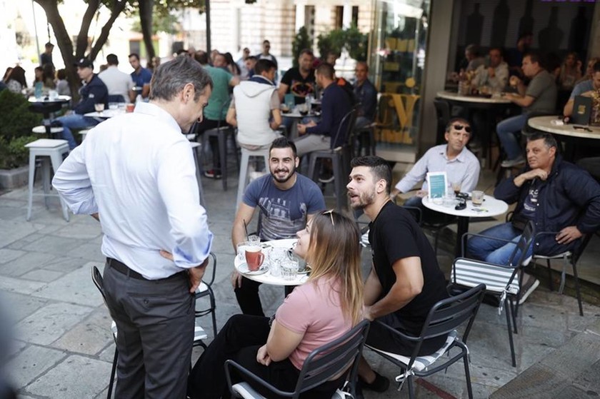 Στην Άρτα ο Κυριάκος Μητσοτάκης: Τα πηγαδάκια στις καφετέριες και οι selfies (pics)