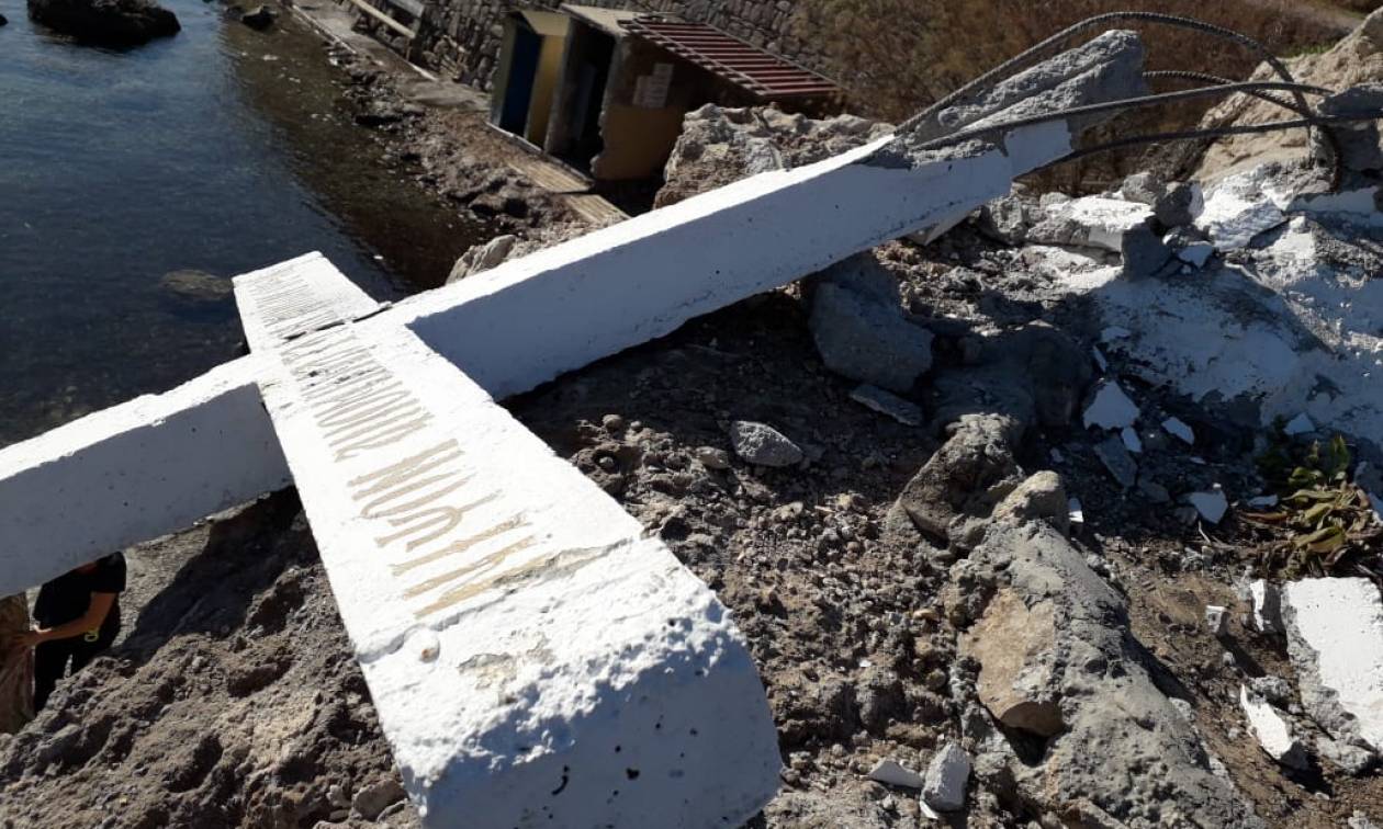 Μυτιλήνη: Άγνωστοι κατέστρεψαν τον τσιμεντένιο σταυρό στην ακτή Απελή (pics)