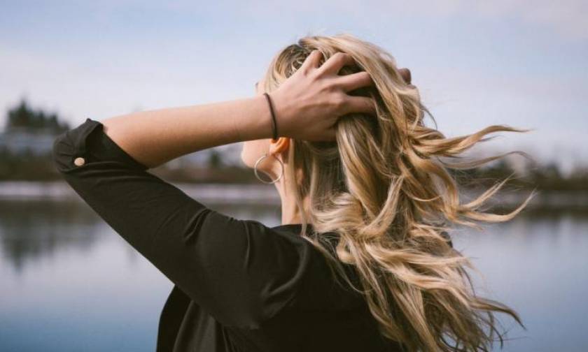 Οι 5 αιτίες που προκαλούν λιπαρότητα στα μαλλιά σου και τι να κάνεις