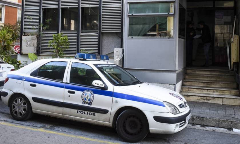 Φρίκη στο κέντρο της Αθήνας: Του έκοψαν το λαιμό με σπασμένο μπουκάλι