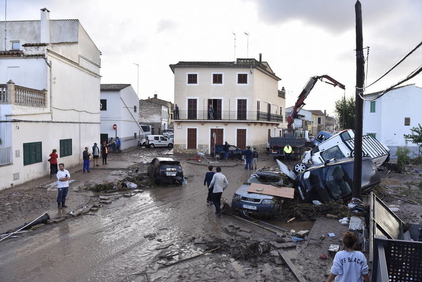 Εικόνες Αποκάλυψης στη Μαγιόρκα: Στους 12 οι νεκροί από τις φονικές πλημμύρες (vids+pics)