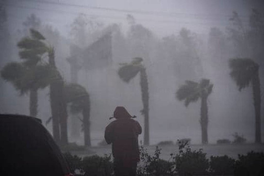 Φλόριντα: Εικόνες Αποκάλυψης και έξι νεκρούς άφησε πίσω του ο ιστορικός τυφώνας «Μάικλ» (vids+pics)