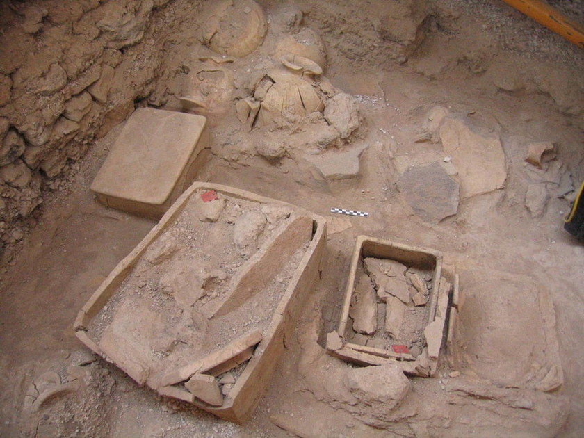 Σαντορίνη: Στο φως νέοι αρχαιολογικοί θησαυροί - Μαρμάρινα ειδώλια, αλαβάστρινα αγγεία και αμφορείς 
