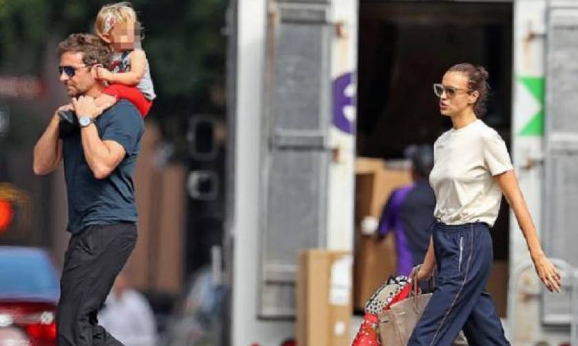 Bradley Cooper: Βόλτα στη Νέα Υόρκη με την κόρη στους ώμους