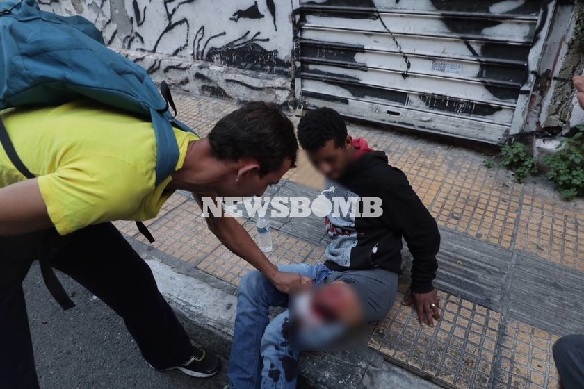 ΣΚΛΗΡΕΣ ΕΙΚΟΝΕΣ: Άγρια συμπλοκή μεταναστών με μαχαιρώματα στο κέντρο της Αθήνας