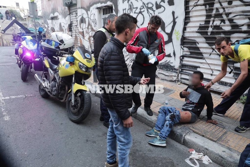ΣΚΛΗΡΕΣ ΕΙΚΟΝΕΣ: Άγρια συμπλοκή μεταναστών με μαχαιρώματα στο κέντρο της Αθήνας