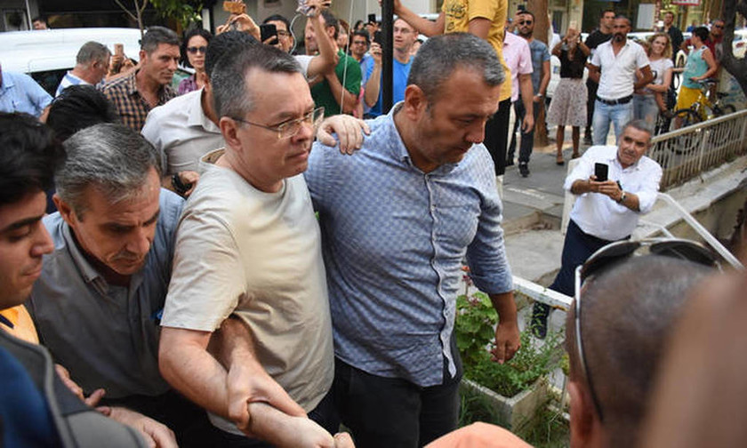 Ελεύθερος ο πάστορας που «γονάτισε» τον Ερντογάν: Δείτε τις πρώτες εικόνες από την απελευθέρωση του