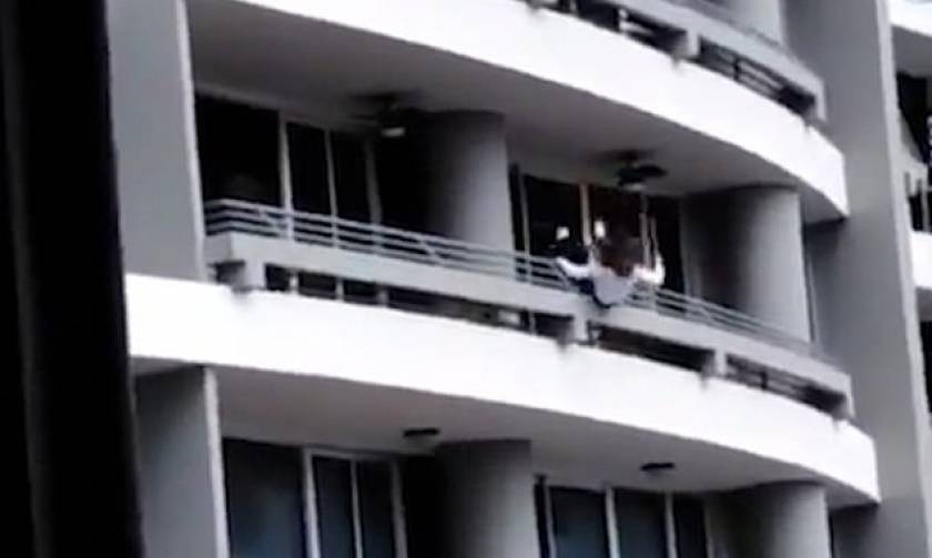 Προσοχή! Βίντεο – σοκ: Έπεσε από τον 27ο όροφο ενώ έβγαζε selfie