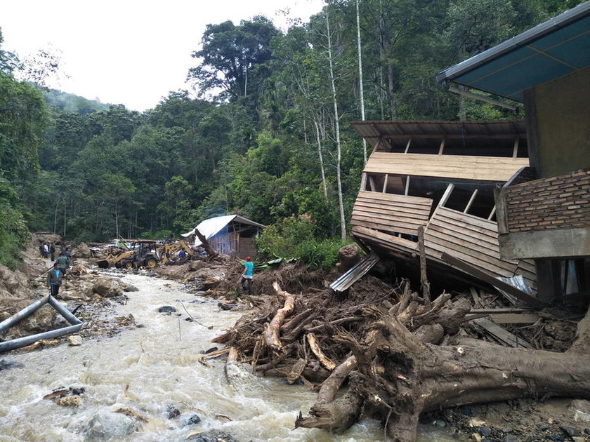 Ινδονησία: Τουλάχιστον 22 νεκροί από τις καταρρακτώδεις βροχές στη Σουμάτρα (pics+vid)