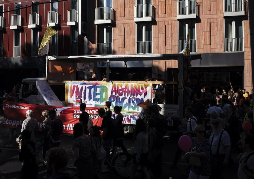 Βερολίνο: Χιλιάδες άνθρωποι στους δρόμους κατά του ρατσισμού και της ξενοφοβίας (pics)