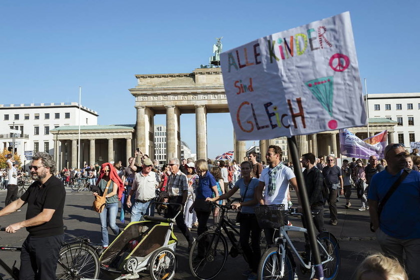 Βερολίνο: Χιλιάδες άνθρωποι στους δρόμους κατά του ρατσισμού και της ξενοφοβίας (pics)