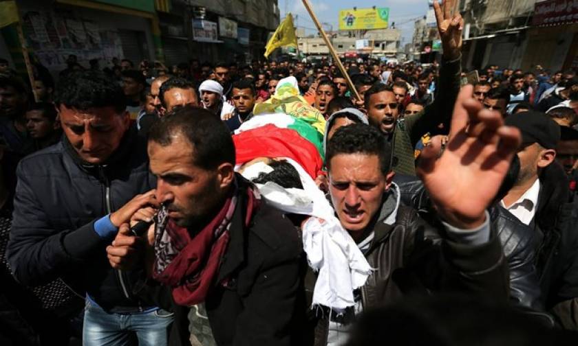 Χιλιάδες άτομα στην κηδεία των επτά Παλαιστινίων που σκοτώθηκαν την Παρασκευή