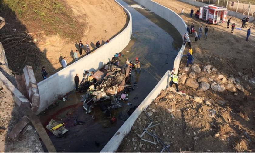 Τραγωδία στην Τουρκία: Φορτηγό έπεσε σε κανάλι - 22 μετανάστες νεκροί (pics+vid)