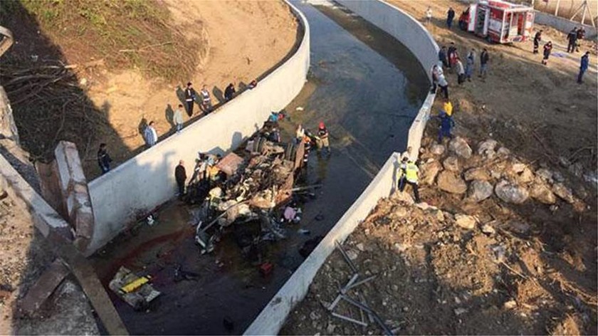Τραγωδία στην Τουρκία - Φορτηγό έπεσε σε κανάλι - 19 νεκροί (pics+vid)