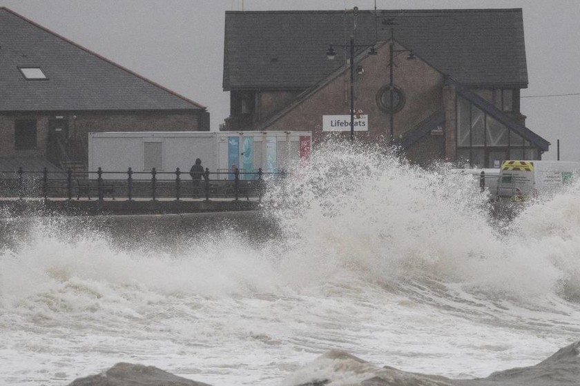 Φονική καταιγίδα χτύπησε τη Βρετανία: Τουλάχιστον δύο νεκροί από το πέρασμα της «Κάλουμ» (Pics+Vid)