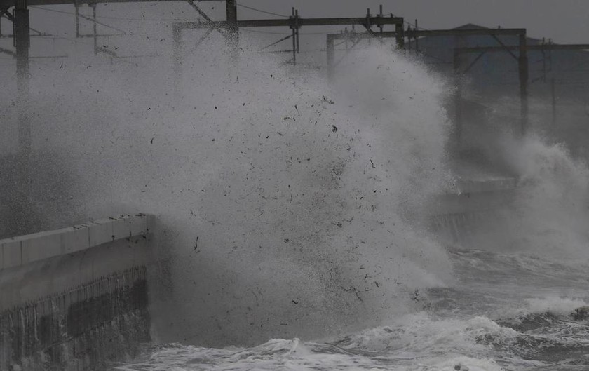 Φονική καταιγίδα χτύπησε τη Βρετανία: Τουλάχιστον δύο νεκροί από το πέρασμα της «Κάλουμ» (Pics+Vid)