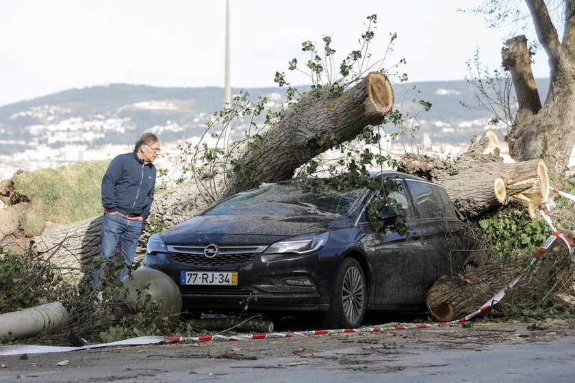 «Σφυροκοπά» την Πορτογαλία η καταιγίδα Λέσλι: Δείτε LIVE εικόνα
