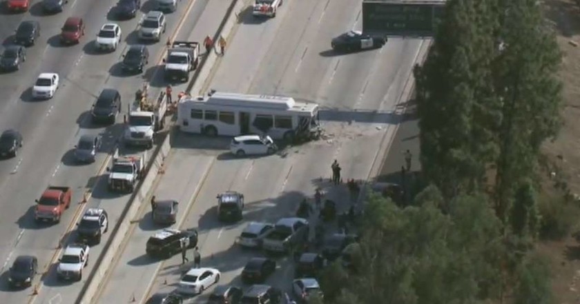 ΗΠΑ: Εικόνες χάους σε αυτοκινητόδρομο του Λος Άντζελες - 40 τραυματίες από καραμπόλα (vid&pics)