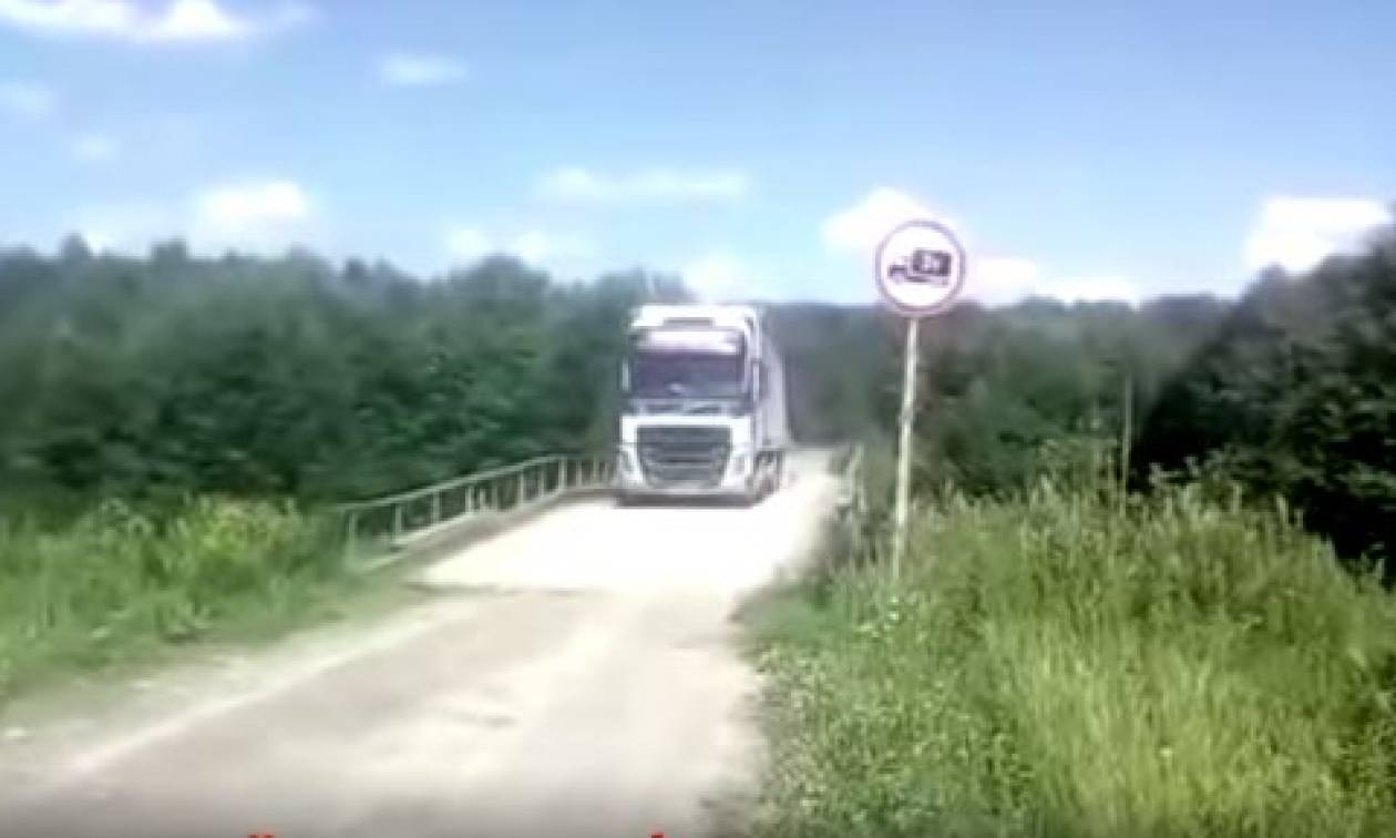 Τρομακτικό βίντεο! Γέφυρα καταρρέει τη στιγμή που φορτηγό περνάει από πάνω της