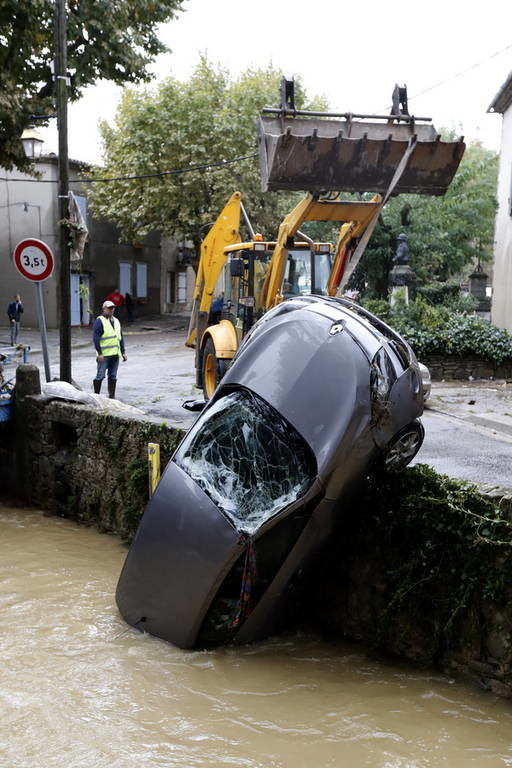 «Κόκκινος» συναγερμός στη νότια Γαλλία από τις φονικές πλημμύρες: Τουλάχιστον 13 οι νεκροί (pics)