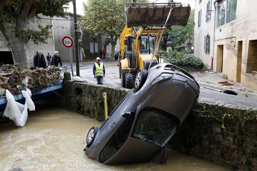 «Κόκκινος» συναγερμός στη νότια Γαλλία από τις φονικές πλημμύρες: Τουλάχιστον 13 οι νεκροί (pics)