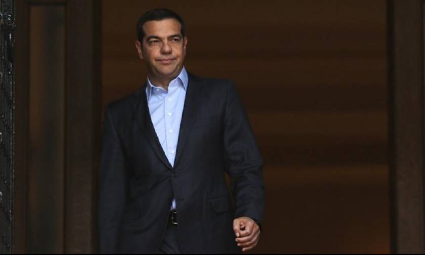 PM Tsipras meets with finance team on economy