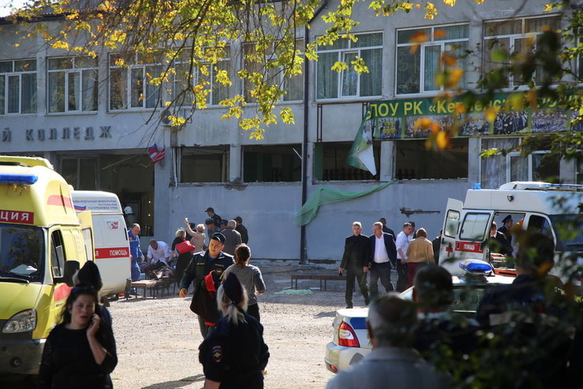 «Βλέπαμε πτώματα παντού»: Αυτός είναι δράστης του μακελειού στο κολέγιο της Κριμαίας (Vid)