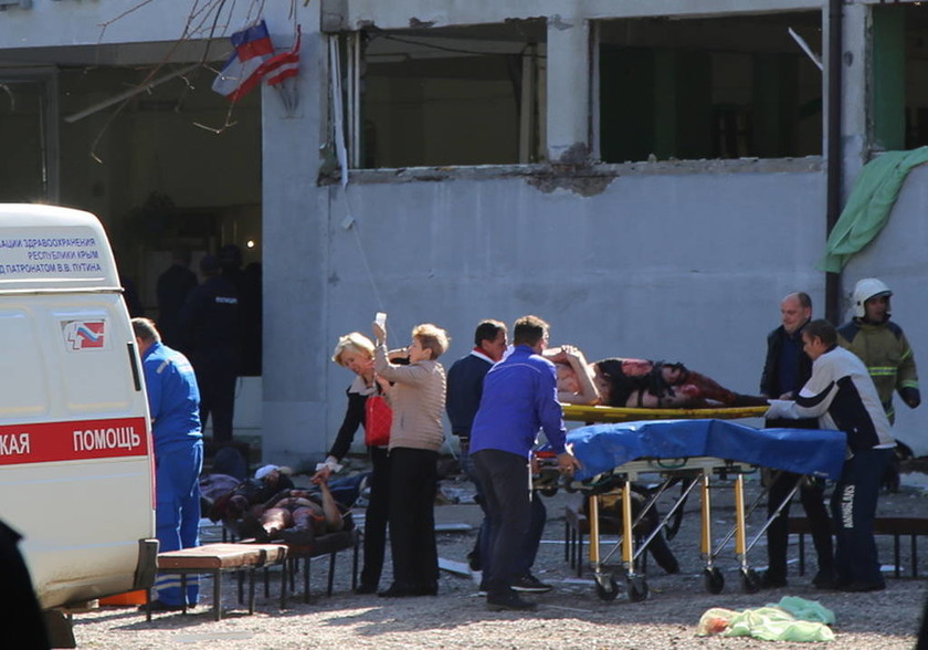 Επίθεση Κριμαία: Καταιγισμός πυροβολισμών, εκρήξεις και διαμελισμένα σώματα – Στους 17 οι νεκροί