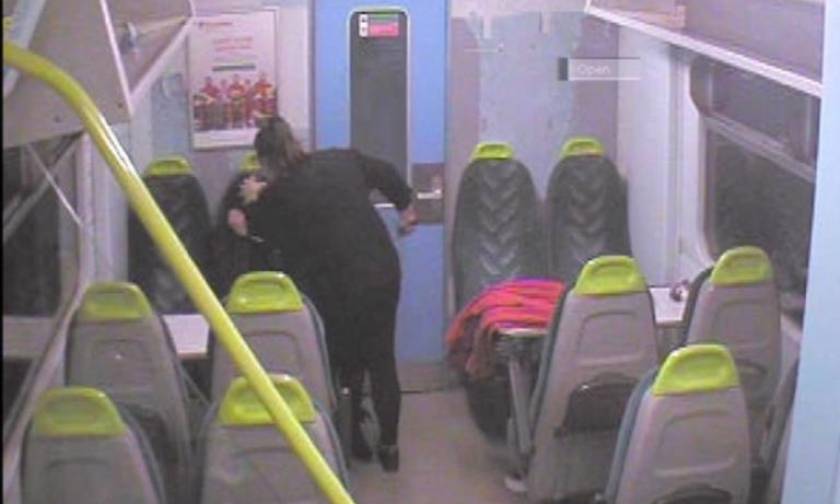 Σκηνές φρίκης στο τρένο: Φώναζε «κοιμήσου κοριτσάκι», ενώ την μαχαίρωνε στο λαιμό