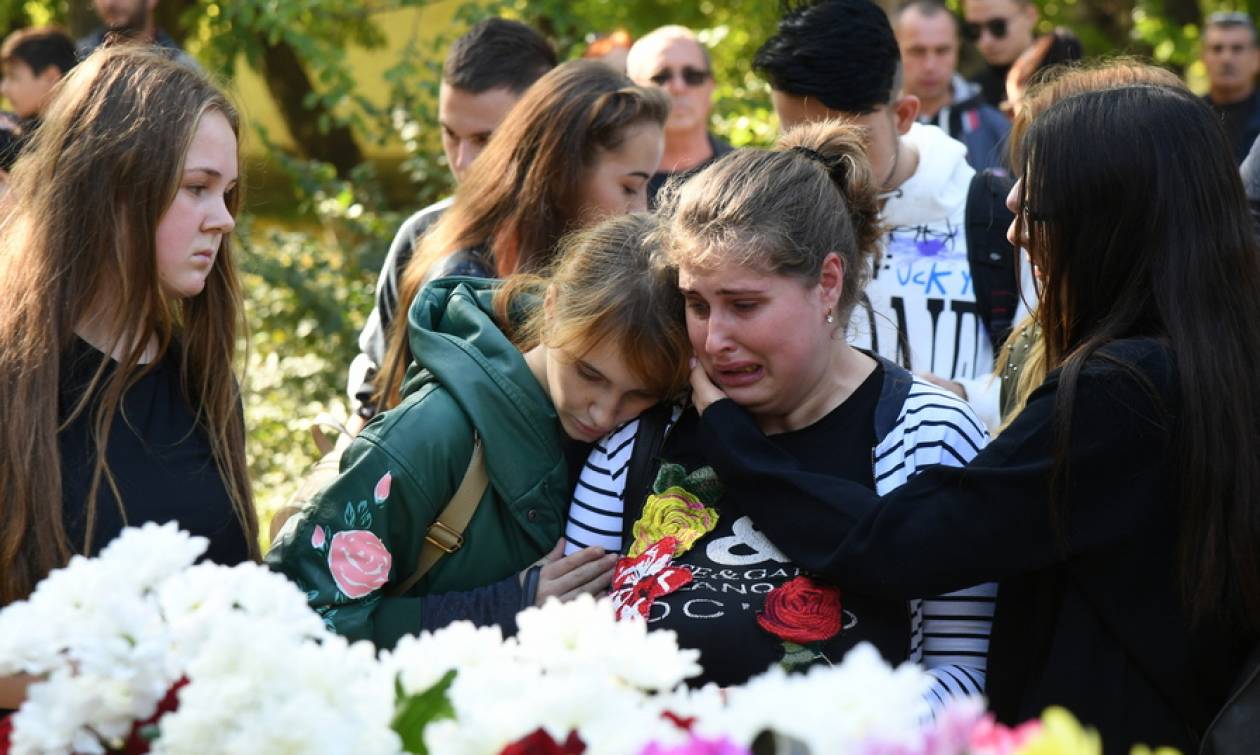 Κριμαία: Θρήνος για τα θύματα του μακελειού στο κολλέγιο (pics+vid)
