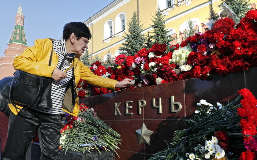 Κριμαία: Θρήνος για τα θύματα του μακελειού στο κολλέγιο (pics+vid)