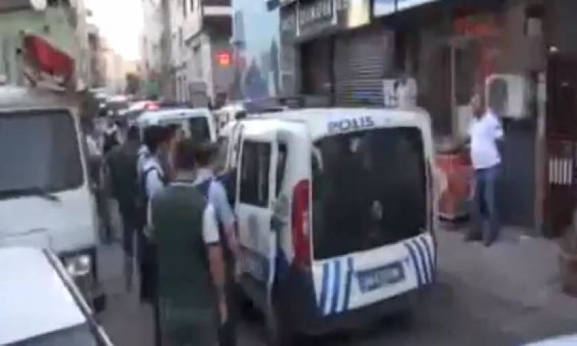 Πανικός στην Κωνσταντινούπολη: Άντρας τραυμάτισε αστυνομικό προσπαθώντας να του πάρει το όπλο (vid)