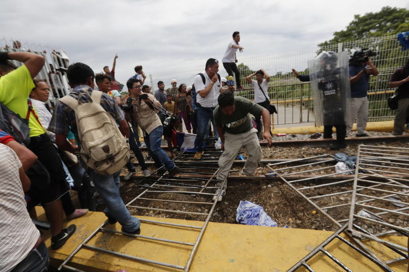«Ντου» εκατοντάδων μεταναστών - Διέλυσαν τον συνοριακό φράχτη ασφαλείας στο Μεξικό (Pics+Vid)