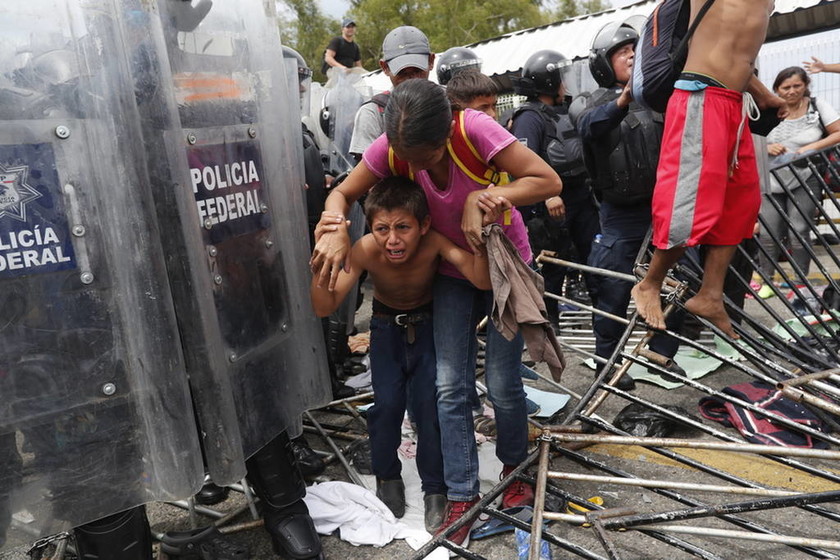 «Ντου» εκατοντάδων μεταναστών - Διέλυσαν τον συνοριακό φράχτη ασφαλείας στο Μεξικό (Pics+Vid)