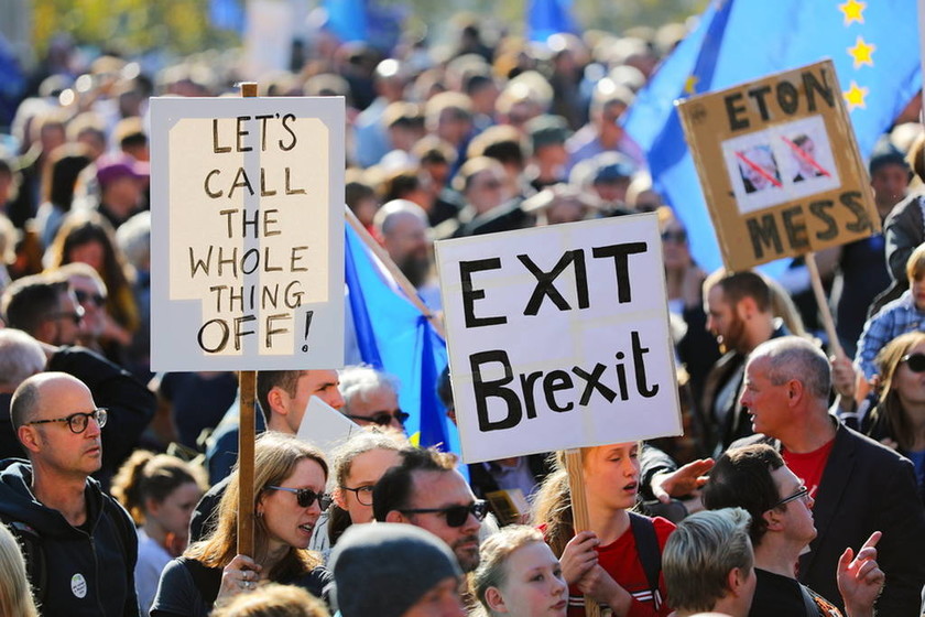 «Χαμός»: Εκατοντάδες χιλιάδες στη μεγαλύτερη διαδήλωση κατά του Brexit που έγινε ποτέ (Pics+Vids)