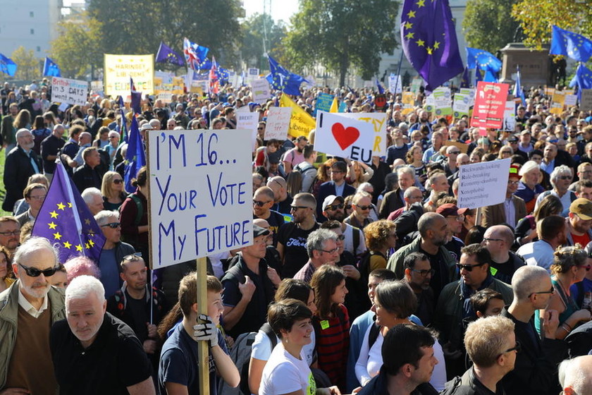 «Χαμός»: Εκατοντάδες χιλιάδες στη μεγαλύτερη διαδήλωση κατά του Brexit που έγινε ποτέ (Pics+Vids)